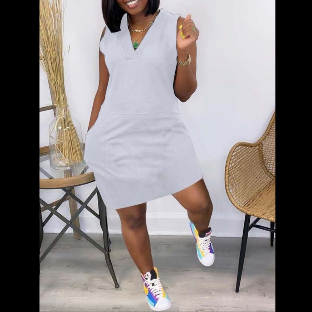 V-neck dress with pockets